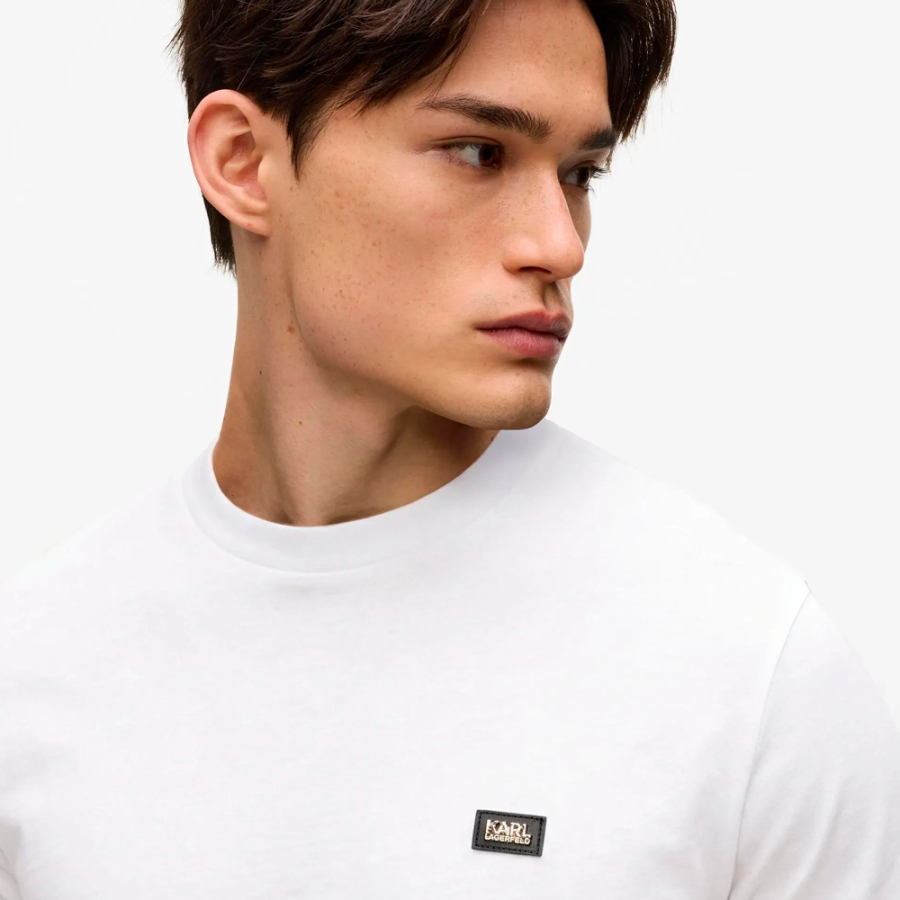 t-shirt-avec-ecusson-logo