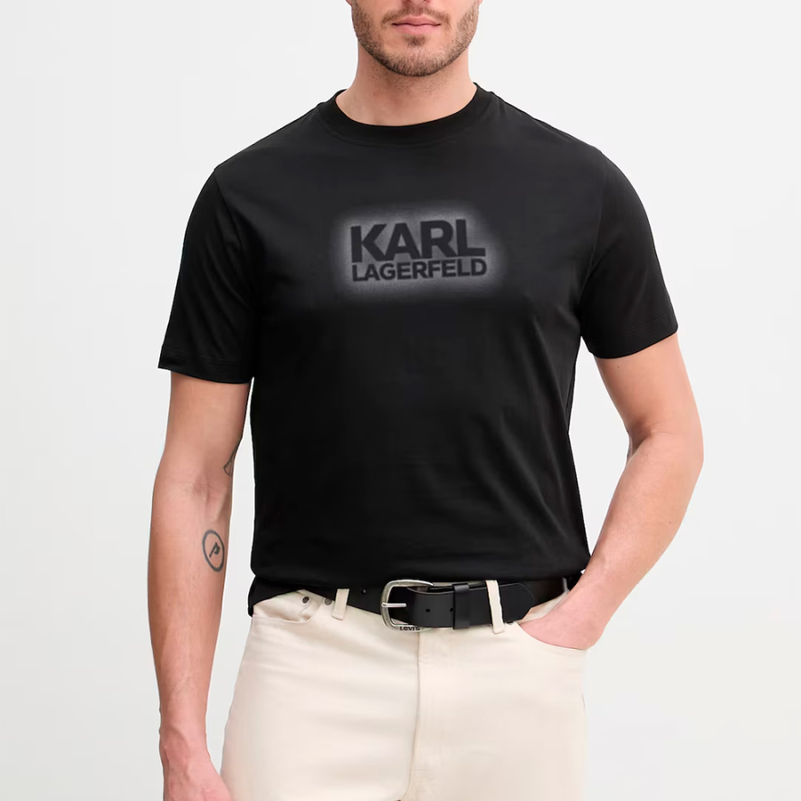 camiseta-con-logo-en-contraste