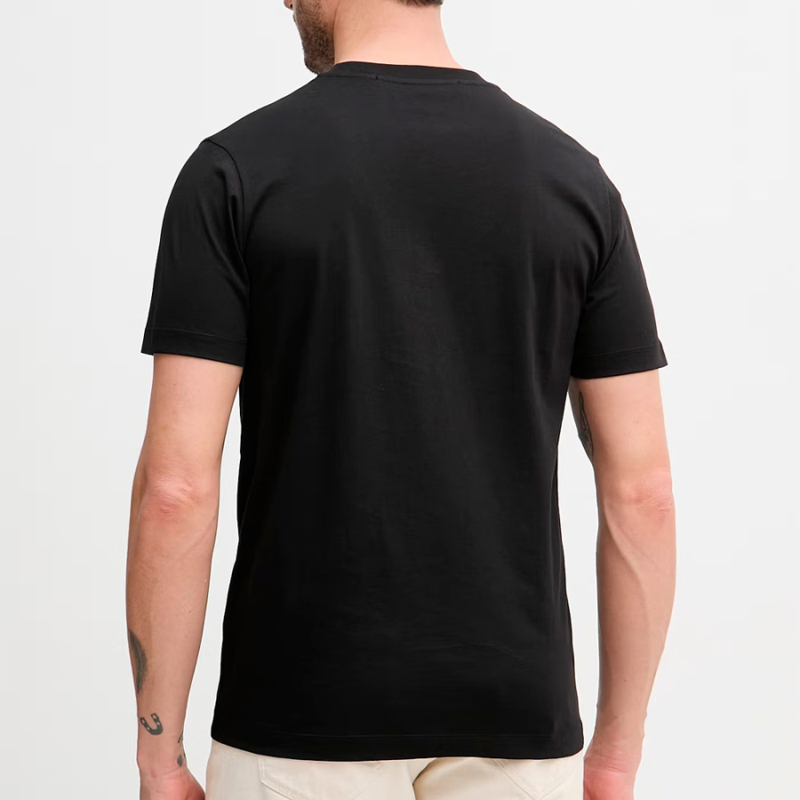 camiseta-con-logo-en-contraste