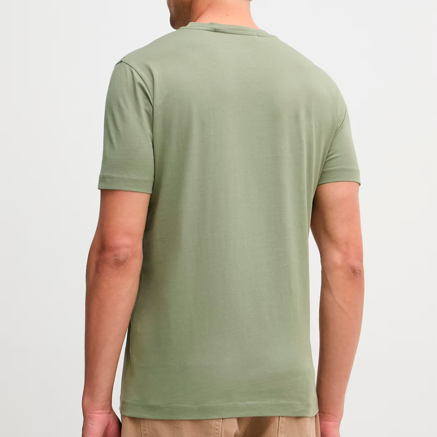 camiseta-con-logo-en-contraste