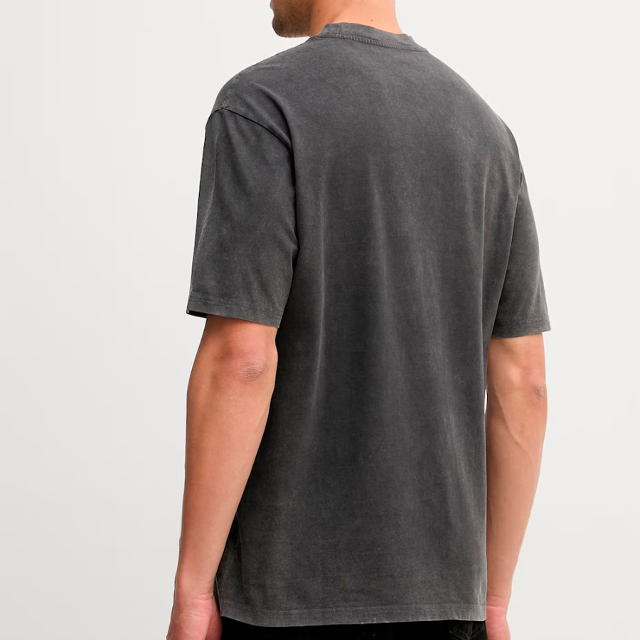 t-shirt-avec-nom-de-marque