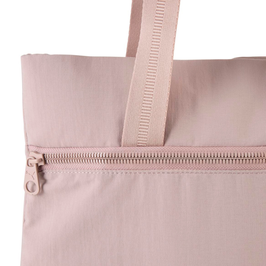 la-sua-borsa-a-tracolla