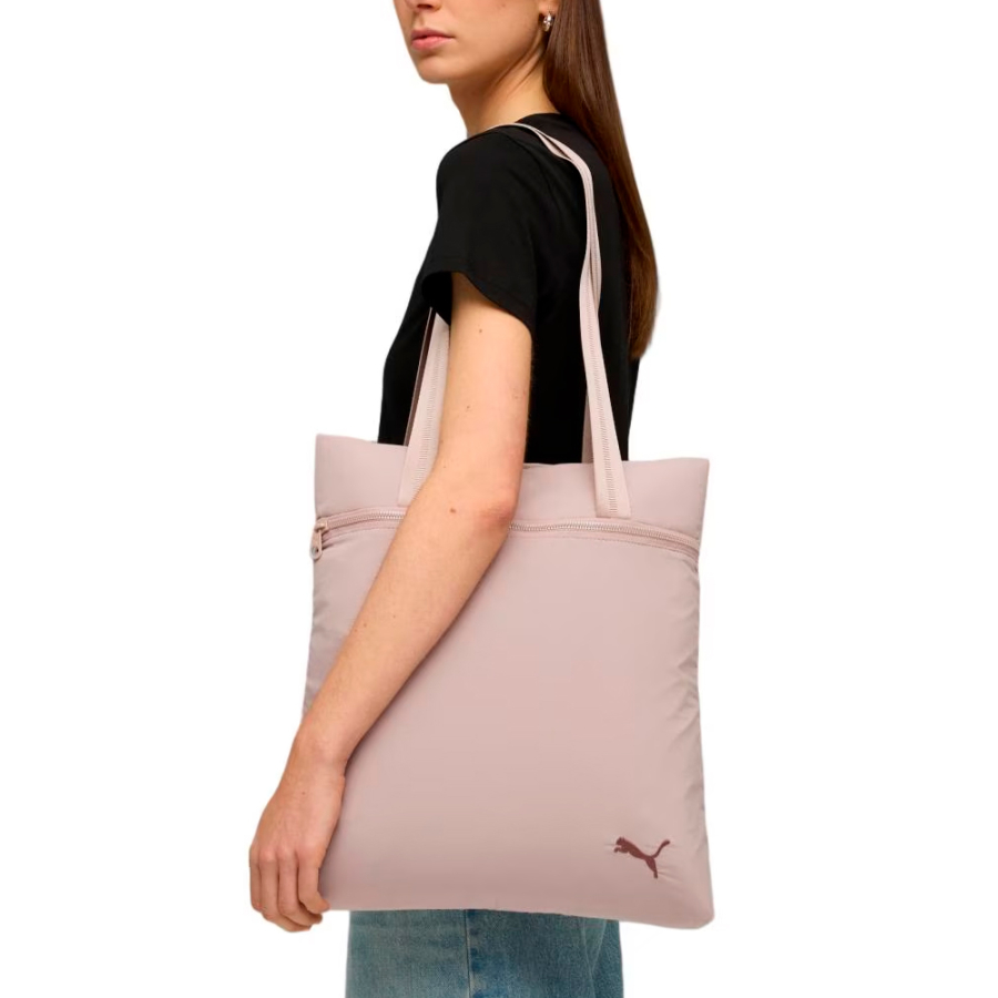 la-sua-borsa-a-tracolla