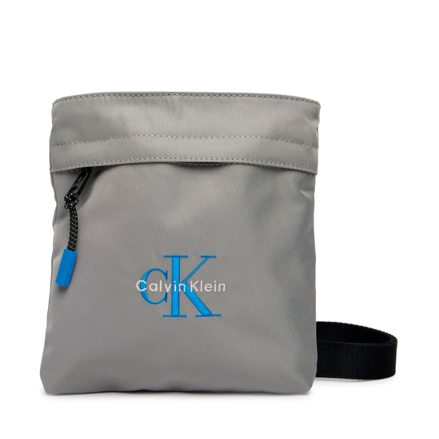 flache-nylon-schultertasche-mit-monogramm-logo flache-nylon-schultertasche-mit-monogramm-logo