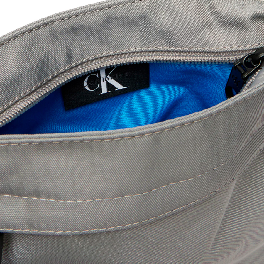 flache-nylon-schultertasche-mit-monogramm-logo flache-nylon-schultertasche-mit-monogramm-logo