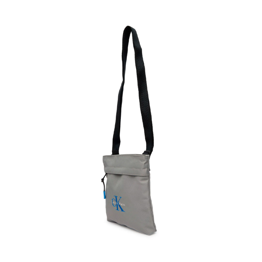 borsa-a-tracolla-piatta-in-nylon-con-logo-monogramma borsa-a-tracolla-piatta-in-nylon-con-logo-monogramma