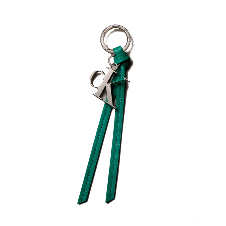 colgante-para-el-bolso-con-borla-y-logo-distintivo-en-piel