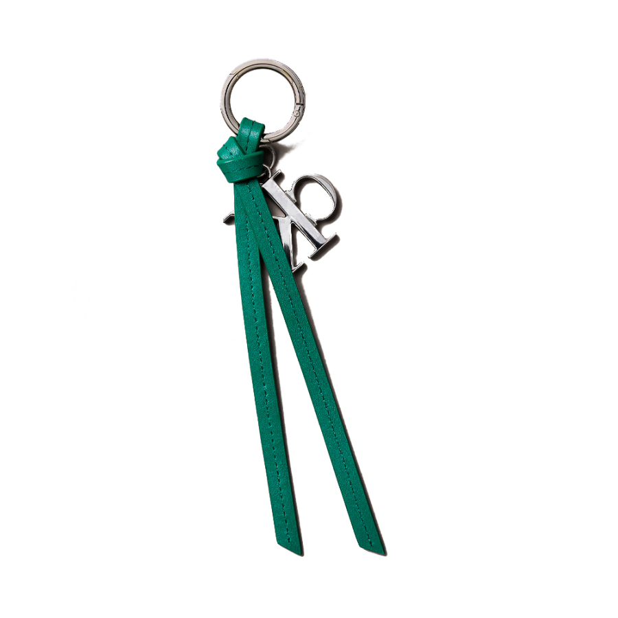 handtaschenanhanger-mit-quaste-und-markantem-logo-aus-leder handtaschenanhanger-mit-quaste-und-markantem-logo-aus-leder