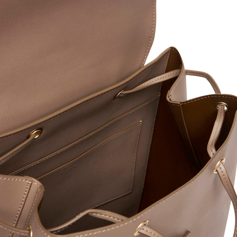 grosser-rucksack-mit-klappe-und-metallfolienlogo grosser-rucksack-mit-klappe-und-metallfolienlogo