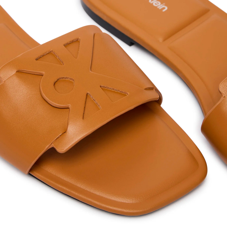 provence-sandales-plates-en-cuir-a-bout-carre