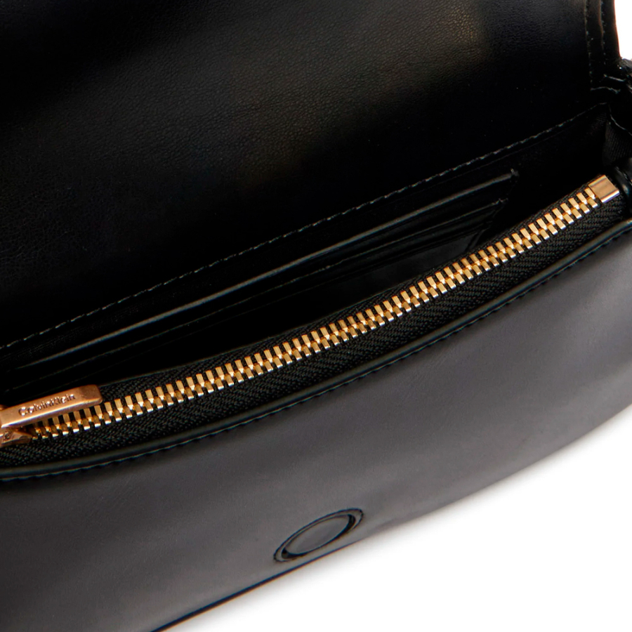 cartera-curva-con-correa-de-cadena