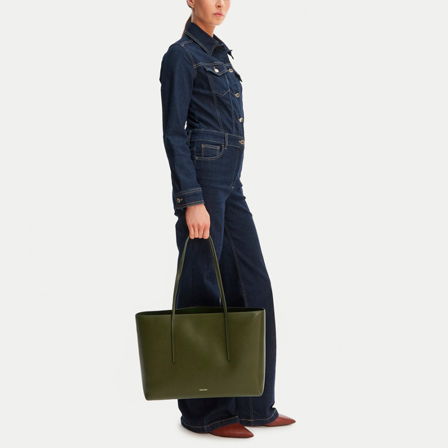 sac-fourre-tout-avec-logo-en-feuille-metallique sac-fourre-tout-avec-logo-en-feuille-metallique