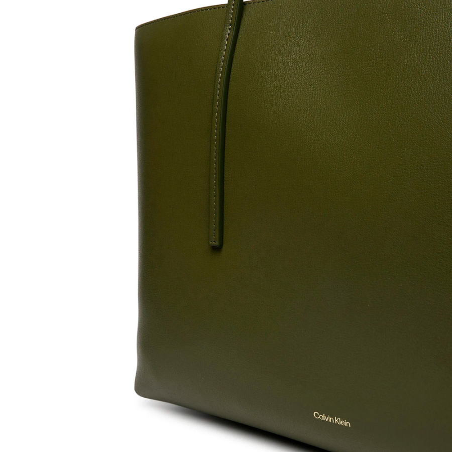 sac-fourre-tout-avec-logo-en-feuille-metallique sac-fourre-tout-avec-logo-en-feuille-metallique