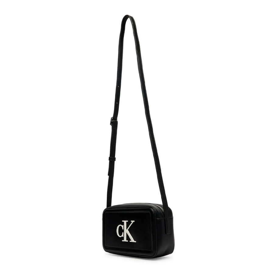 umhangetasche-im-kamerastil-mit-markantem-monogramm umhangetasche-im-kamerastil-mit-markantem-monogramm