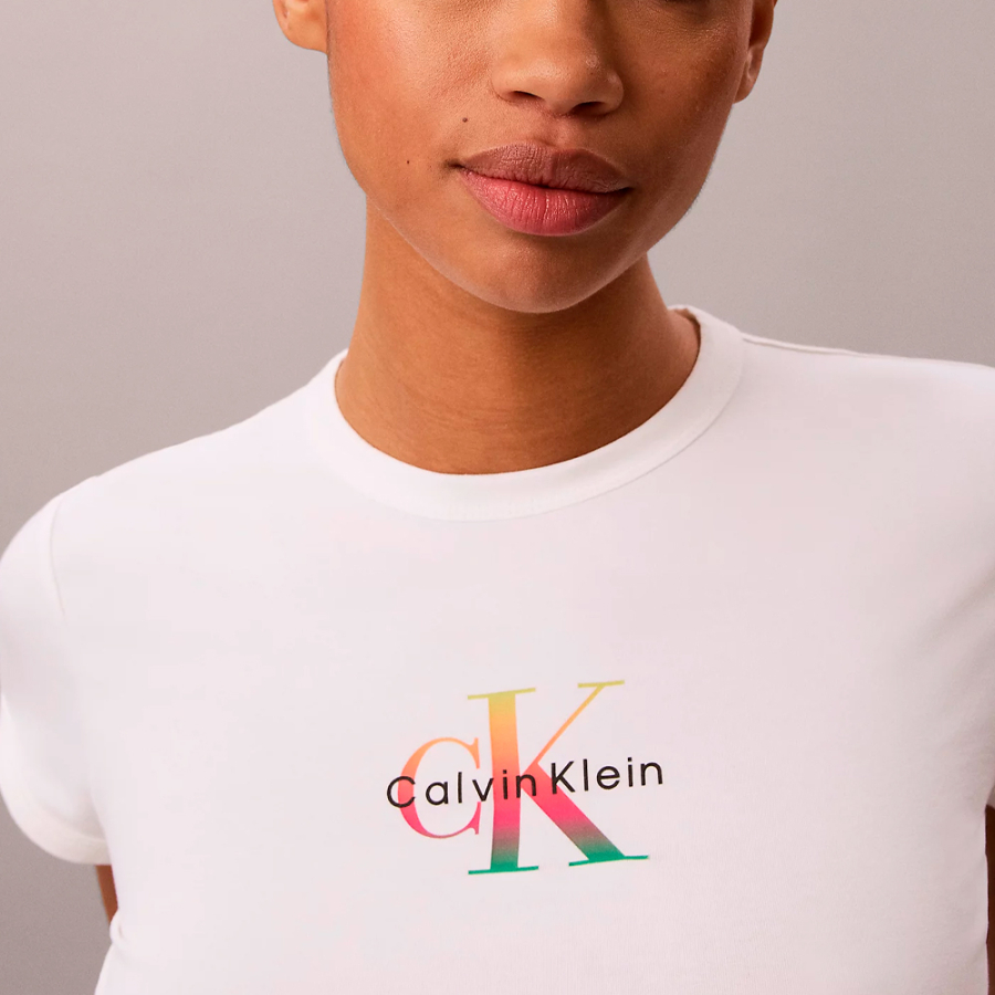 schmal-geschnittenes-monogrammiertes-t-shirt-pride