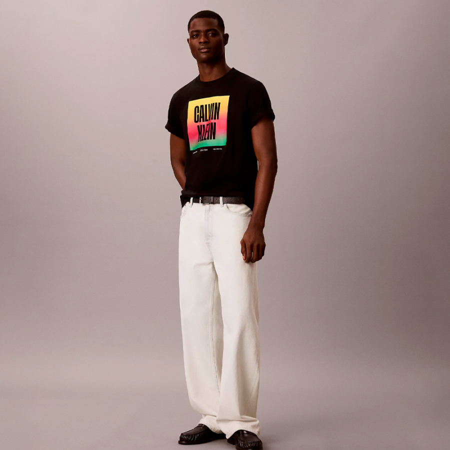 locker-sitzendes-t-shirt-mit-logo-pride locker-sitzendes-t-shirt-mit-logo-pride