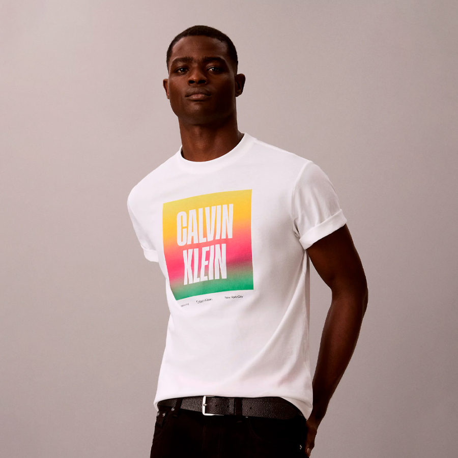 locker-sitzendes-t-shirt-mit-logo-pride locker-sitzendes-t-shirt-mit-logo-pride