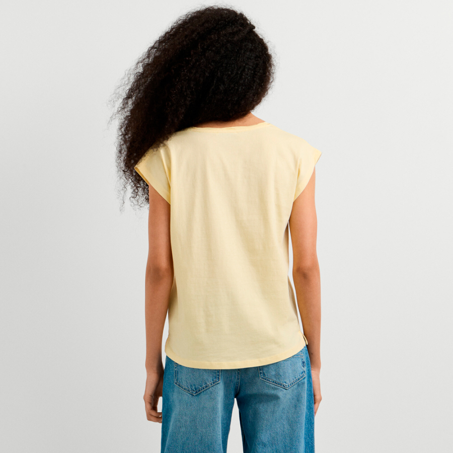 camiseta-cuello-pico-logo-estampado