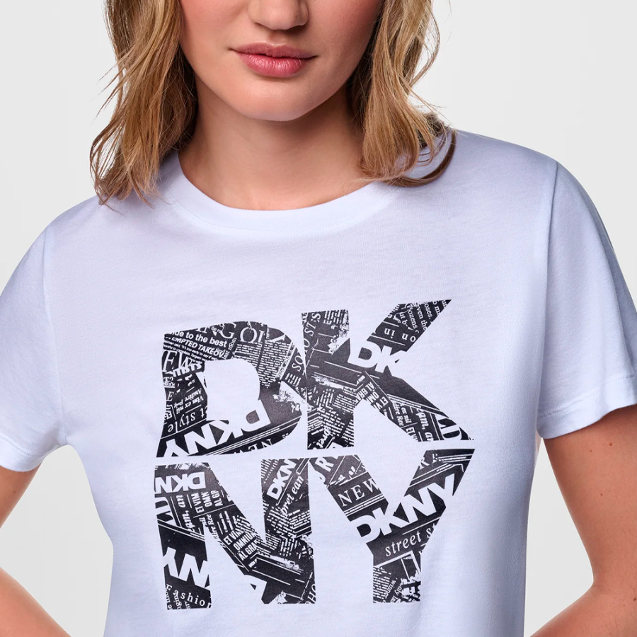 camiseta-newsprint-dkny-stacked-logo camiseta-newsprint-dkny-stacked-logo