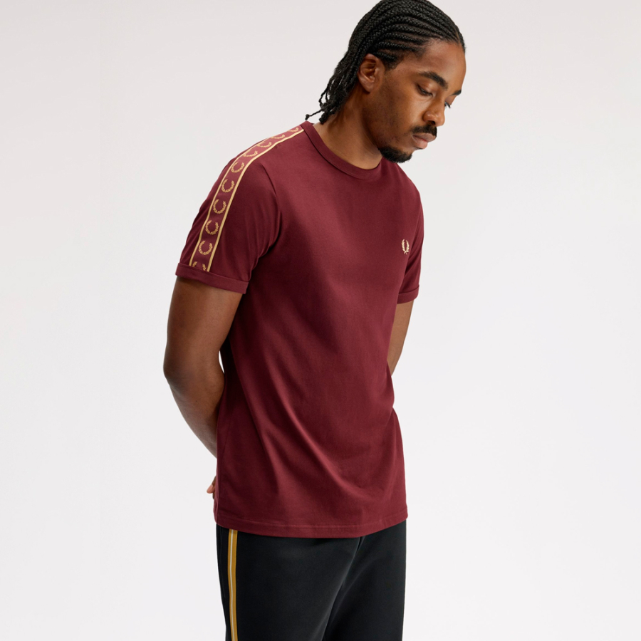 camiseta-ringer-con-cinta-deportiva-en-contraste