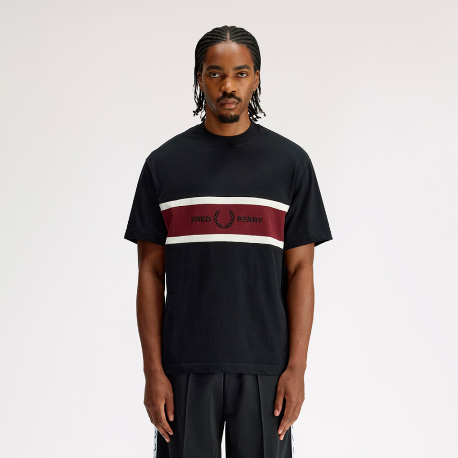 camiseta-con-panel-bordado