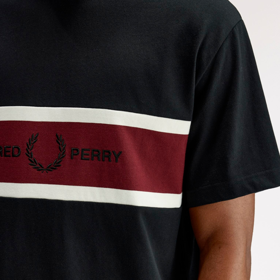 camiseta-con-panel-bordado