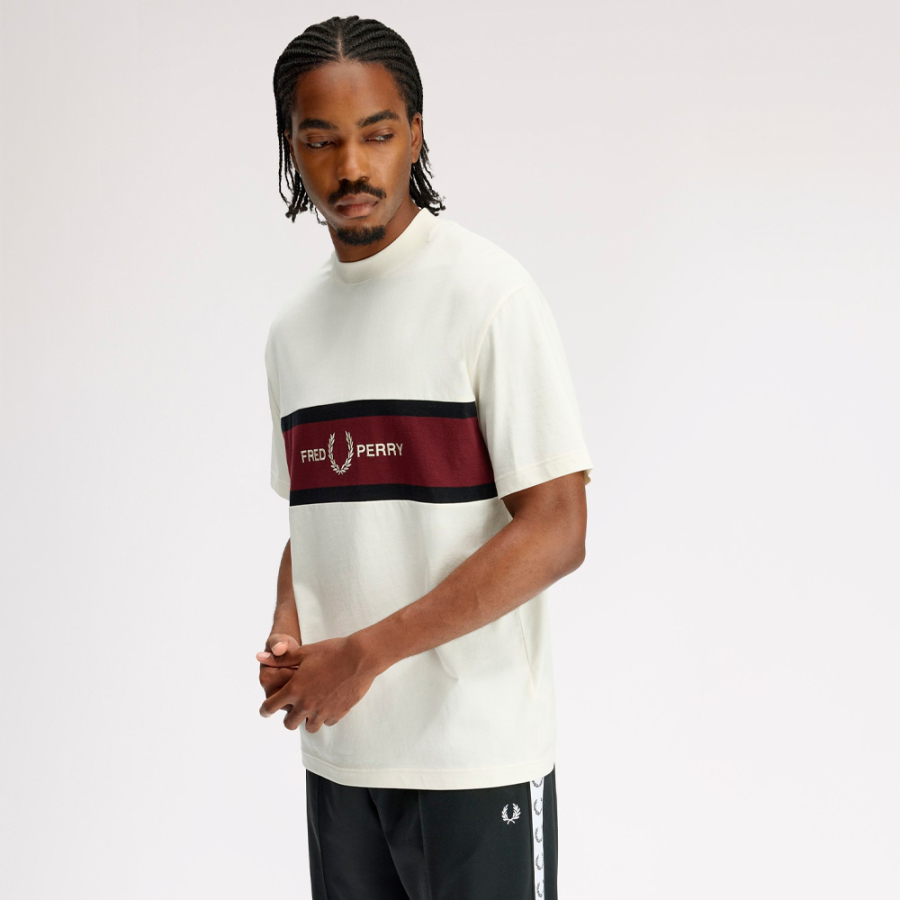 camiseta-con-panel-bordado