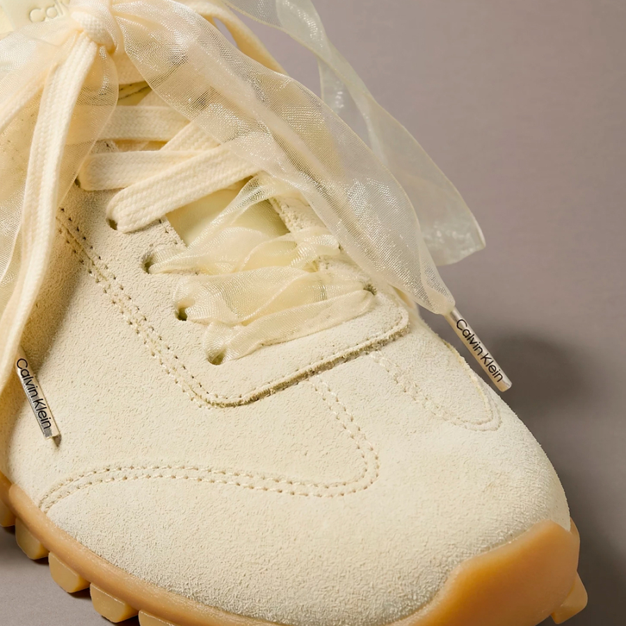 tenis-de-corrida-em-camurca-com-organza