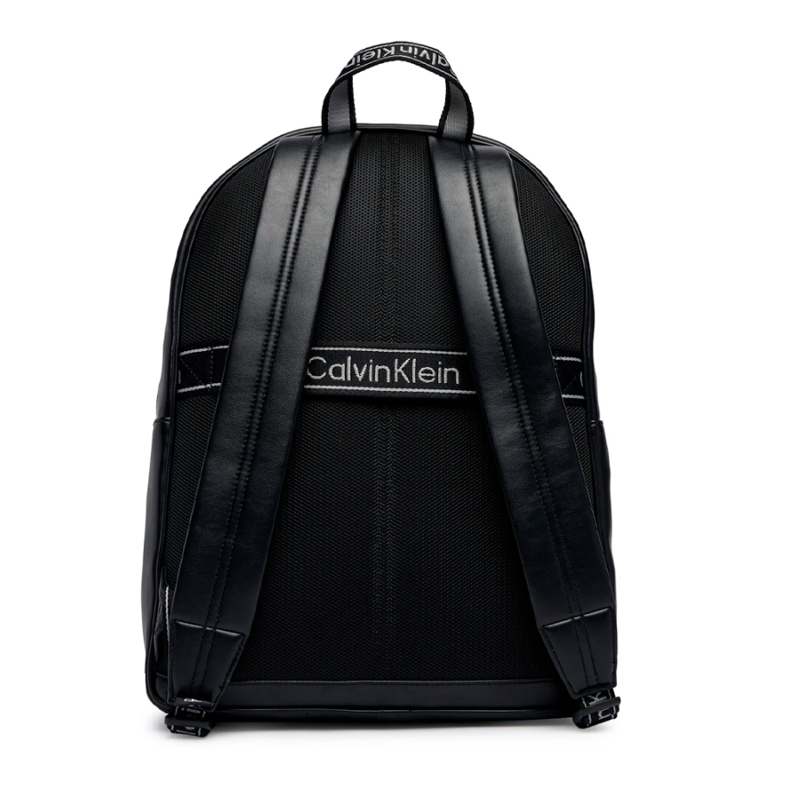 mochila-com-logotipo-em-branco