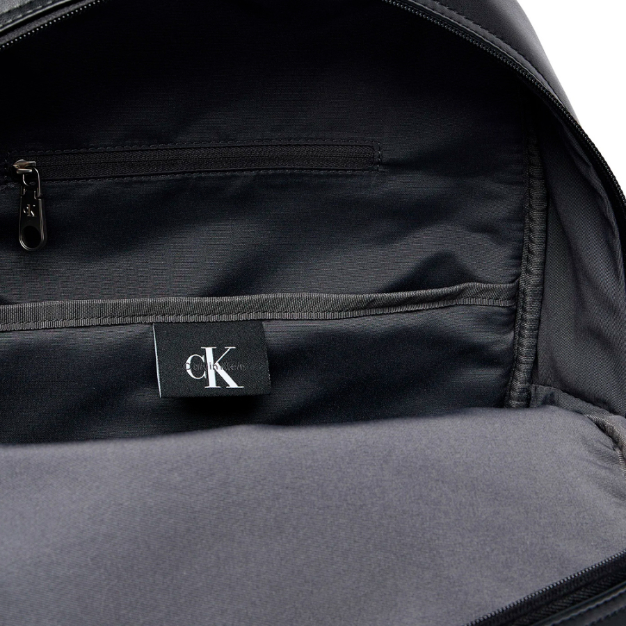 mochila-com-logotipo-em-branco