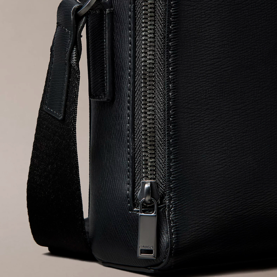 bolso-reporter-con-logo-emblematico-texturizado