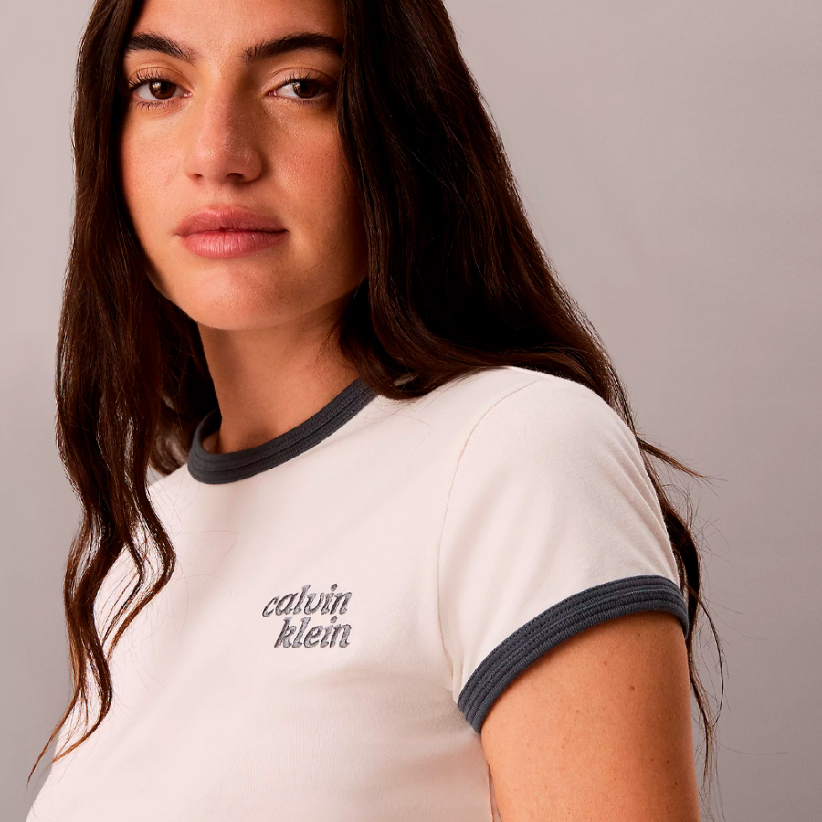 camiseta-ringer-con-logo-bordado