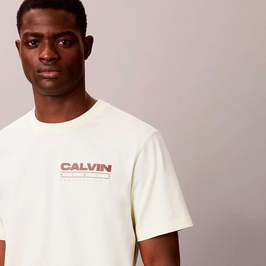 camiseta-holgada-con-logo-en-la-parte-trasera