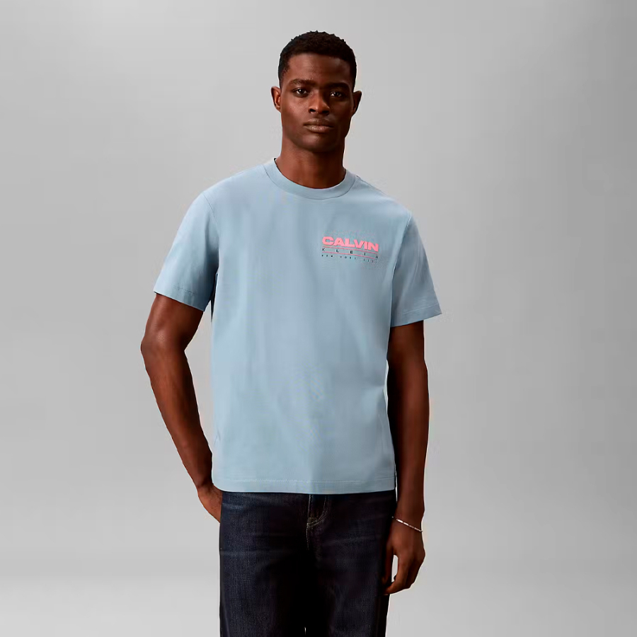 camiseta-holgada-con-logo-en-la-parte-trasera
