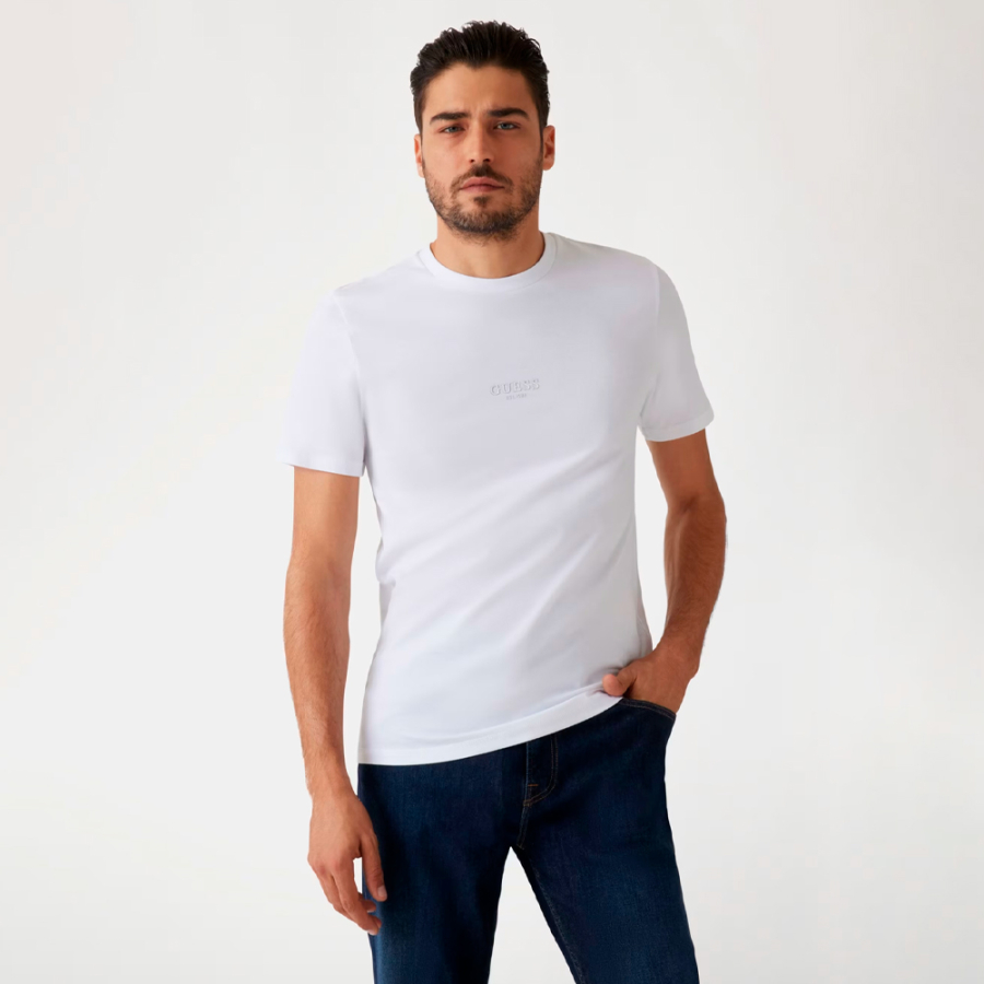camiseta-con-logotipo-pequeno