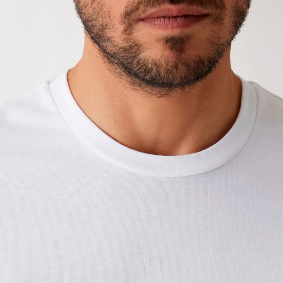 camiseta-con-logotipo-pequeno