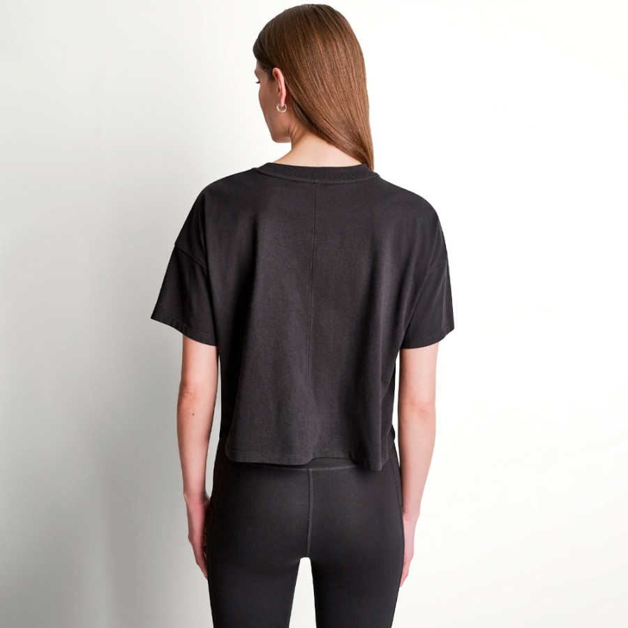 camiseta-com-logotipo-embutido-com-strass-em-dembreagem