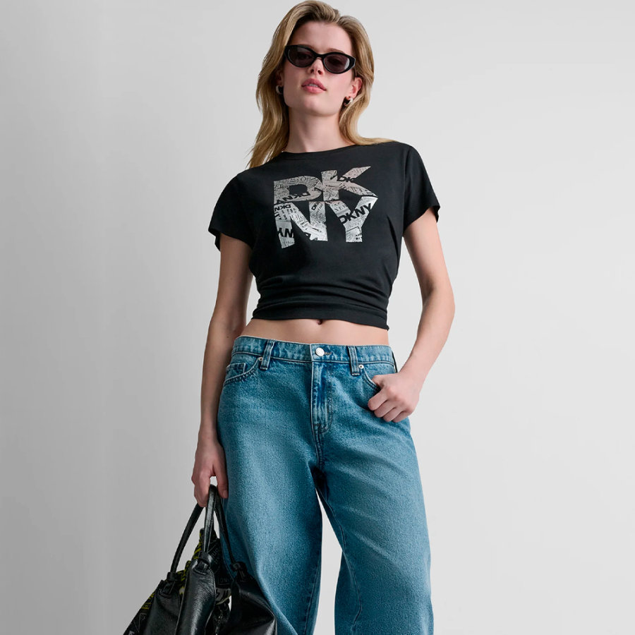 t-shirt-dkny-con-logo-sovrapposto-su-stampa-di-carta-da-giornale t-shirt-dkny-con-logo-sovrapposto-su-stampa-di-carta-da-giornale