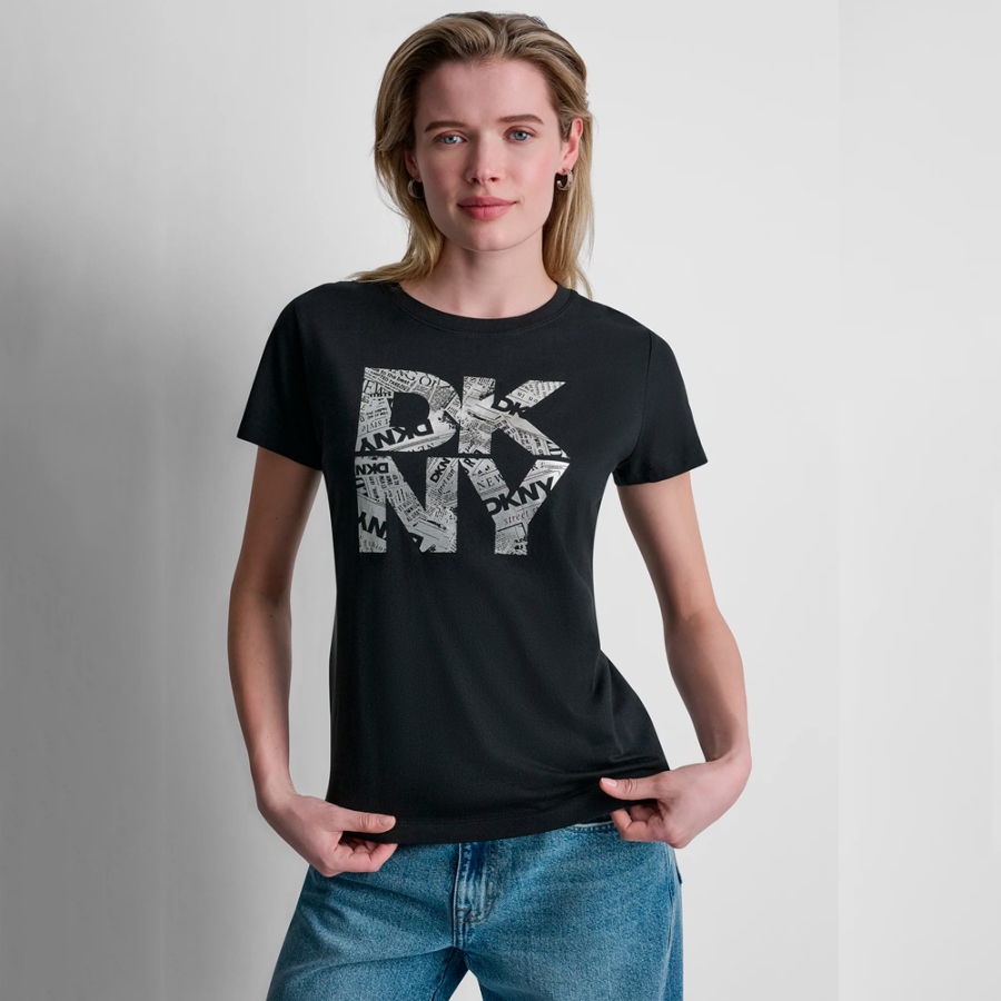 camiseta-dkny-com-logotipo-empilhado-em-papel-de-jornal