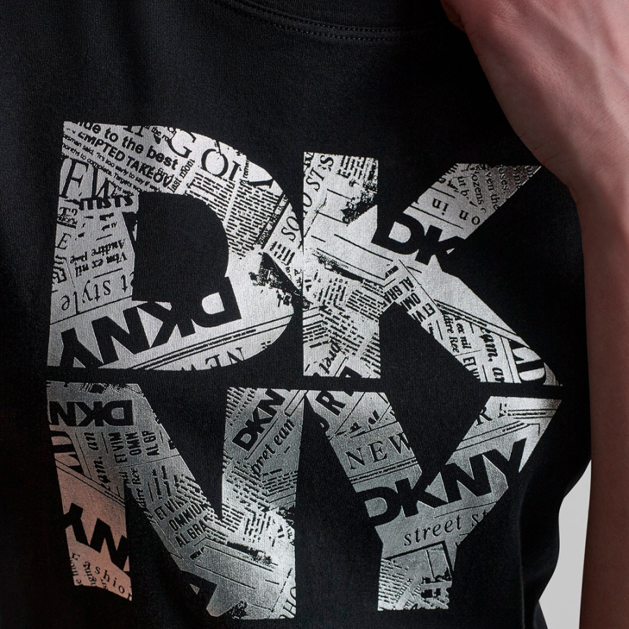 camiseta-dkny-com-logotipo-empilhado-em-papel-de-jornal