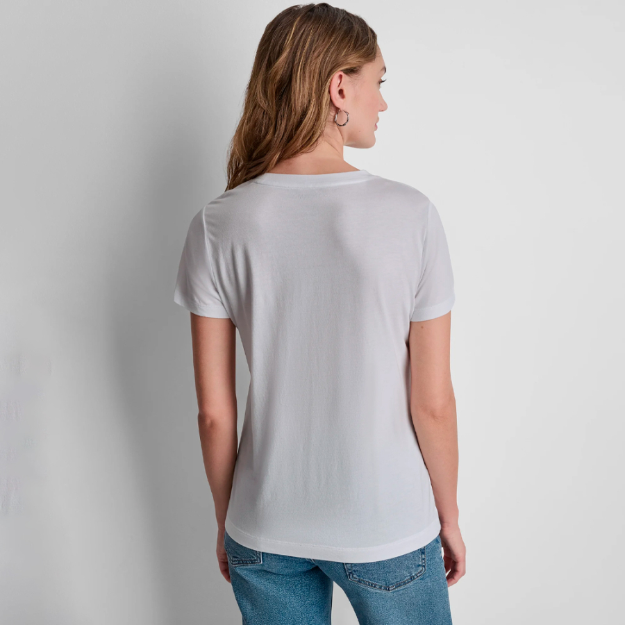 camiseta-com-logotipo-de-lantejoulas-empilhadas