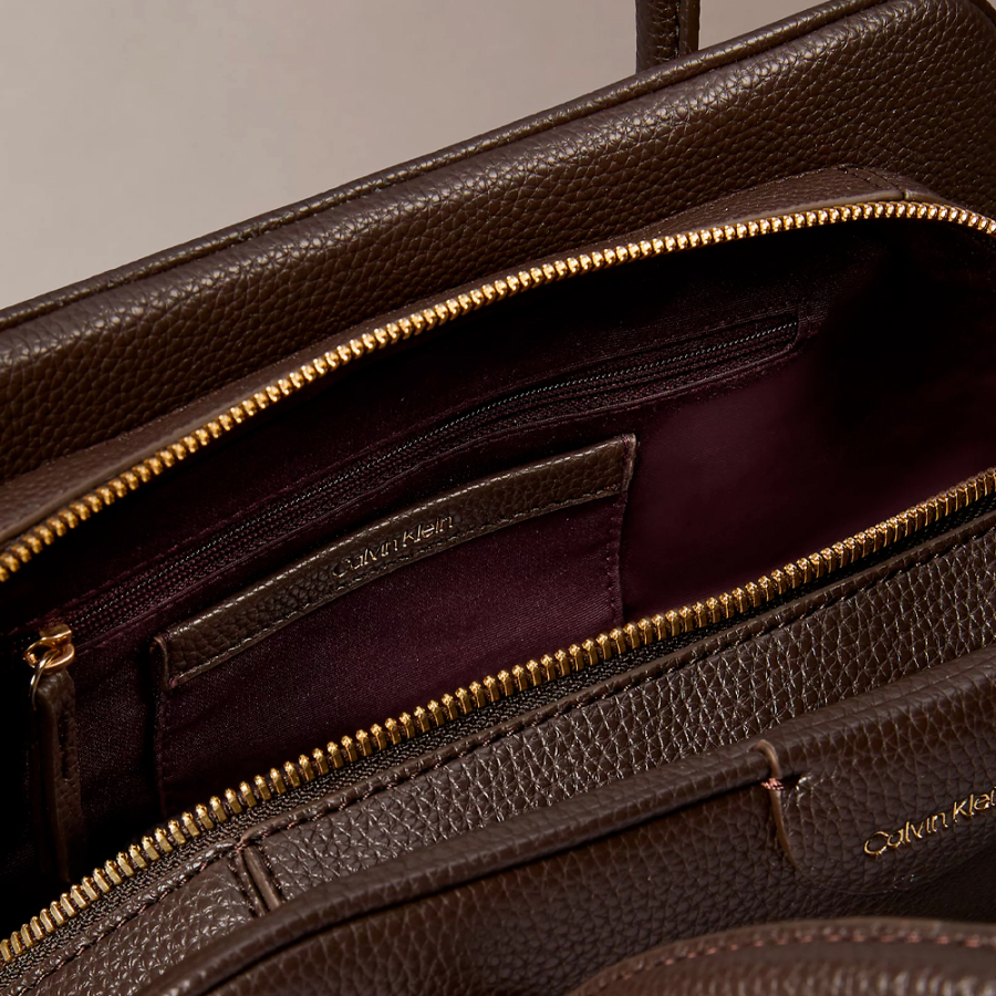 bolso-de-hombro-granulado-con-logo-emblematico