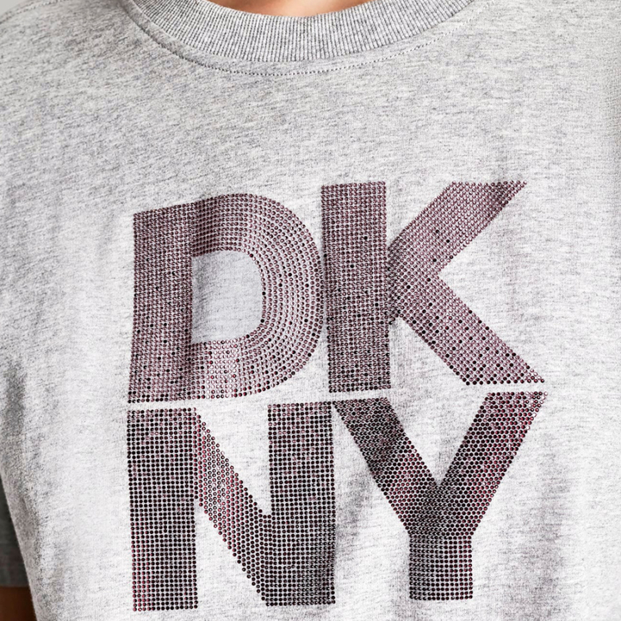 camiseta-com-logotipo-embutido-com-strass-em-dembreagem