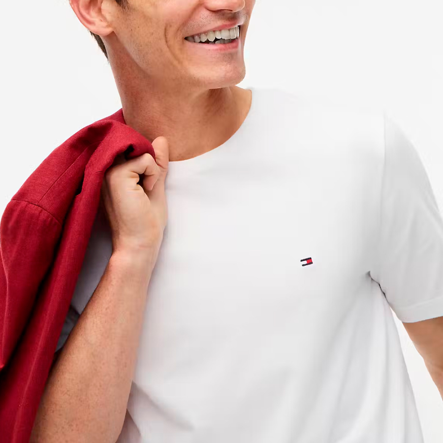 camiseta-de-cuello-redondo-con-logo-bordado camiseta-de-cuello-redondo-con-logo-bordado