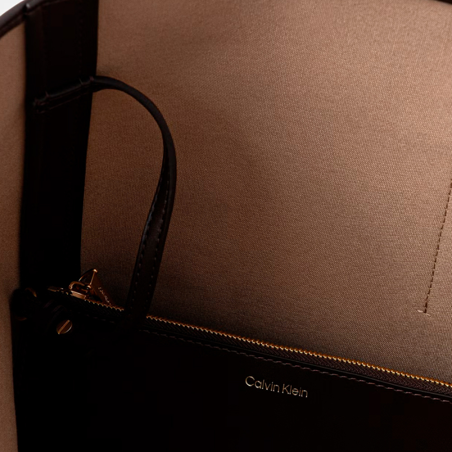 bolso-tote-bag-revestida-con-logo