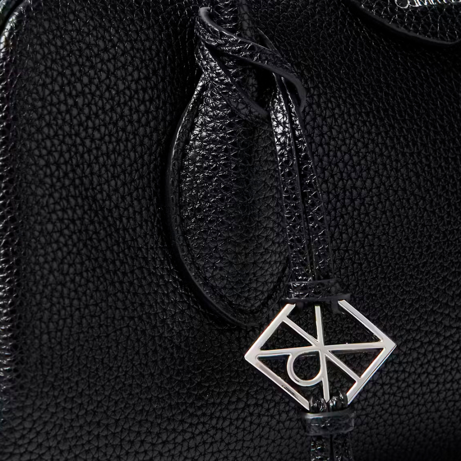 bolso-de-hombro-granulado-con-logo-emblematico bolso-de-hombro-granulado-con-logo-emblematico