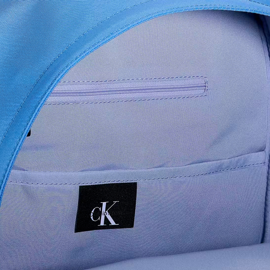 mochila-redonda-de-nailon-con-logo