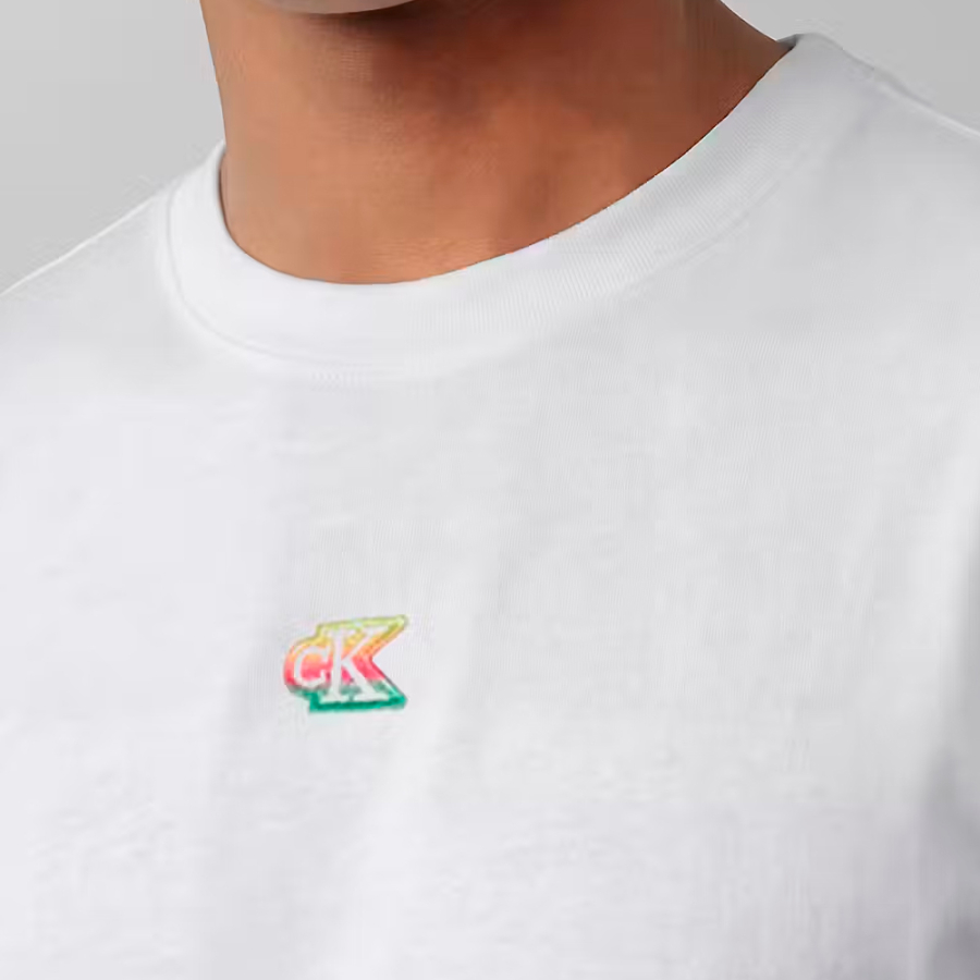 camiseta-canelada-slim-com-monograma-do-orgulho camiseta-canelada-slim-com-monograma-do-orgulho