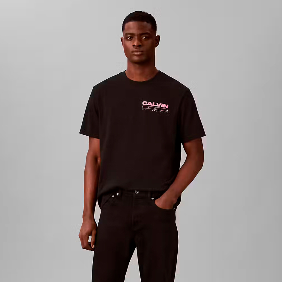 camiseta-holgada-con-logo-en-la-parte-trasera