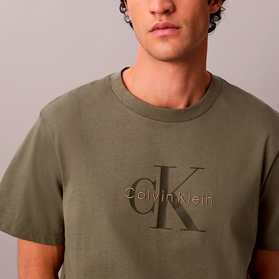 camiseta-con-monograma-y-logo
